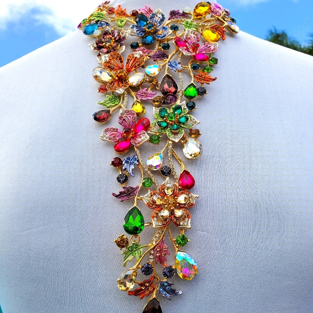 NWT Christian Siriano Crystal Bib Necklace - Picture 6 of 16
